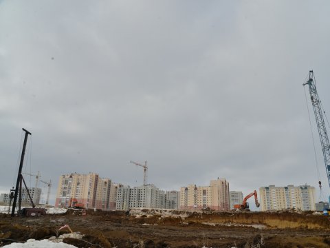 Строители начали рыть котлован под новую саратовскую школу