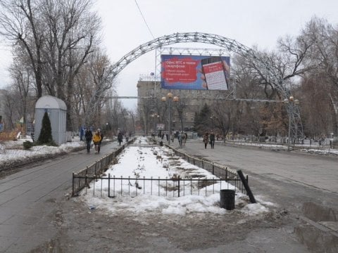 С Аллеи роз убрали стелу «Я люблю Саратов»