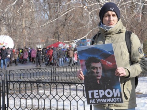 В Саратове пикет памяти Немцова соседствовал с масленичными гуляниями