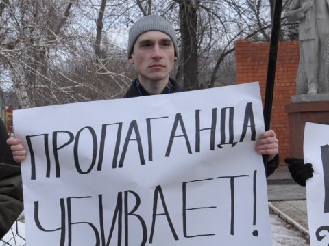 На второй акции памяти Немцова в Саратове говорили о фашизме и дельфинах