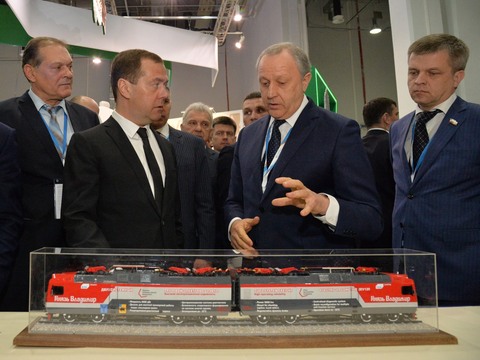 Радаев рассказал Медведеву о производстве локомотивов в Саратовской области