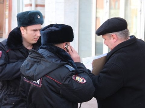К пикетчику с плакатом о Володине и Радаеве прибыло два наряда полиции