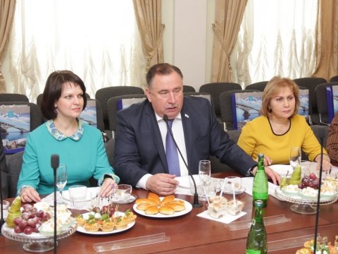 Сараев поздравил саратовских ветеранов с мужским и женским праздниками