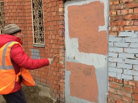 В Волжском районе боролись с граффити с помощью голубой и розовой краски