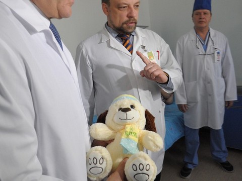Губернатор в больнице подарил игрушку юному беженцу из Африки