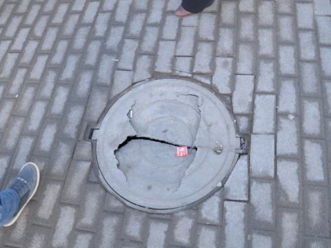 Общественники нашли проломленную крышку люка у пешеходной Волжской
