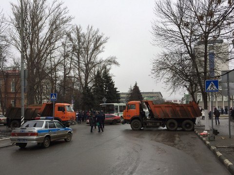 Место проведения «крымского» митинга в Саратове перекрыли КамАЗы с песком