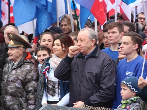 «Крымская весна» в Саратове собрала пять тысяч горожан. Фоторепортаж