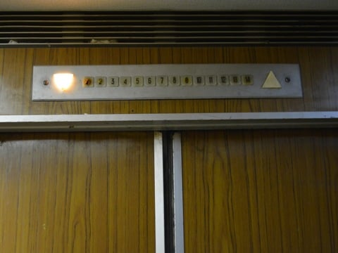 За год в регионе отремонтировали только 23 лифта