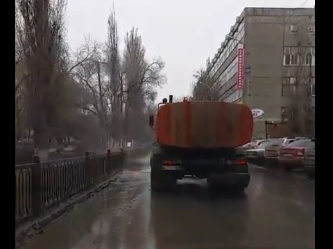 Саратовцев возмутила влажная уборка улиц в сырую погоду