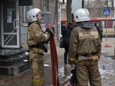 Утром при пожаре в Саратове пострадали люди