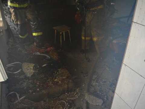 Неосторожный курильщик едва не спалил деревянный дом в Ленинском районе