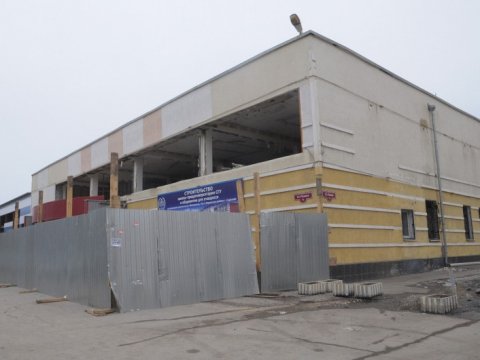 В Саратове сносят бывший офис единороссов