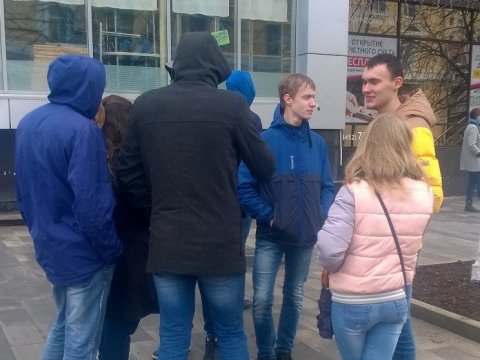 Молодые люди раздают у «Слова» листовки против Навального