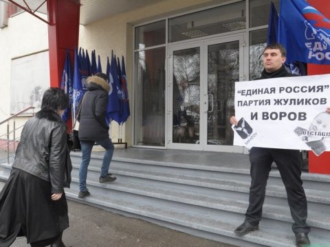 К Бондаренко приставили двух молодогвардеек и заподозрили в незаконном митинге