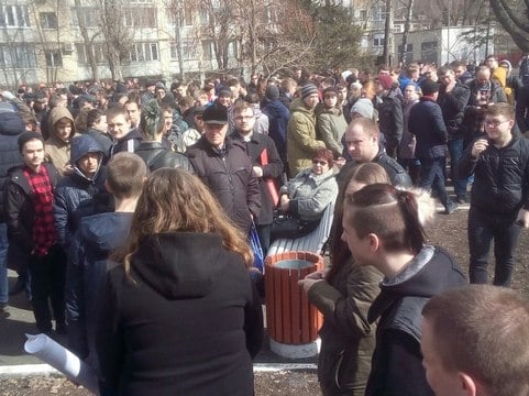 В саратовском сквере гуляют более 350 человек