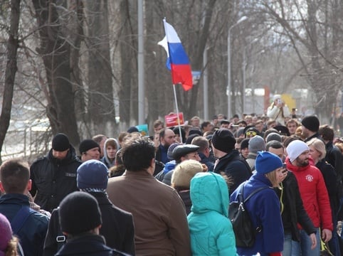 Более тысячи саратовцев прошли колонной по улице Рахова