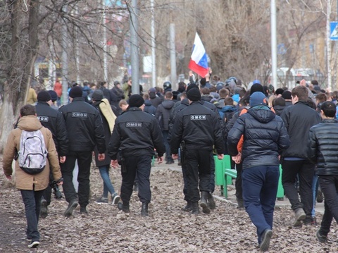 Сотням гулявших по городу саратовцев предложили собираться каждые выходные