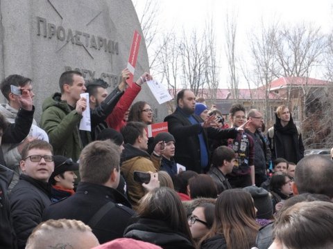 Саратовцы в сквере Борцов революции требовали отставки Медведева