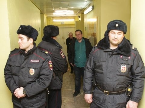 Полицейский в суде запрещает журналисту Никишину жестикулировать