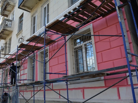 В Саратове снова начали красить фасады домов в розовый