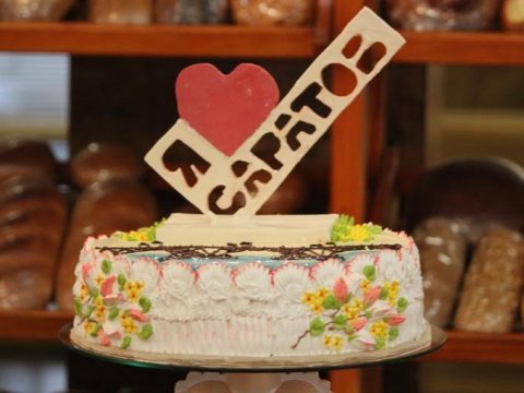Радаеву показали торт с макетом стелы «Я люблю Саратов»