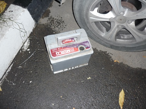 Жители: В Ленинском районе продолжают вытаскивать аккумуляторы из машин