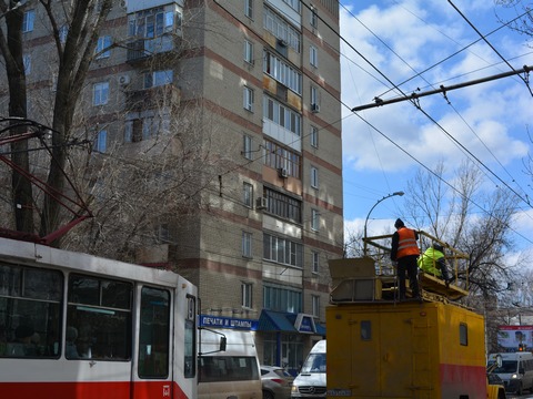 В центре Саратова встали троллейбусы и трамваи