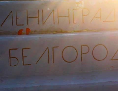 Теракт в Петербурге. К памятнику «Журавли» возложили цветы в память о погибших