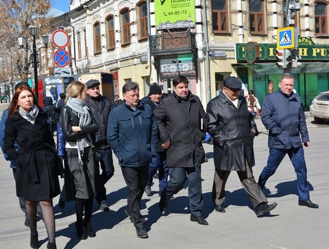 Гулявшие по проспекту Кирова чиновники обсудили демонтаж рекламных вывесок