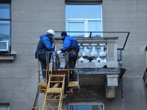 На проспекте Кирова ремонтируют аварийный балкон