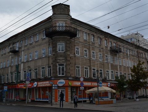 При обрушении стены здания в центре Саратова произошла утечка газа