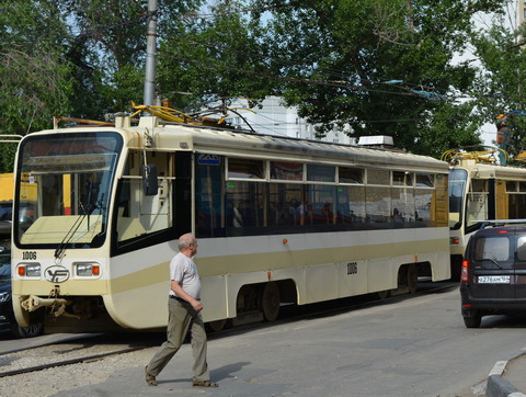 В центре Саратова водитель иномарки сбил выходившую из трамвая пенсионерку