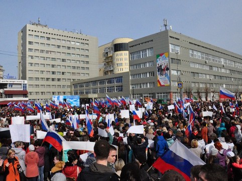 Тысячи саратовцев пришли поддержать антитеррористическую акцию. Фоторепортаж