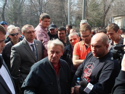 Ландо и Беликов ушли от протестующих таксистов под крики «Позор!». Видео
