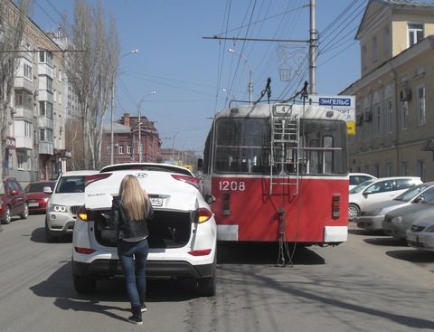 Столкновение иномарки и троллейбуса спровоцировало пробку на Чернышевского