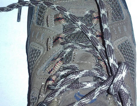Американские ученые выяснили причину развязывания шнурков