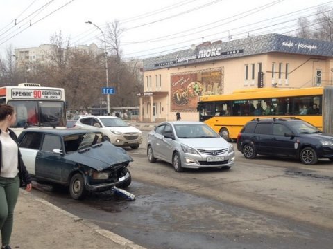 На Орджоникидзе лоб в лоб столкнулись иномарка и ВАЗ