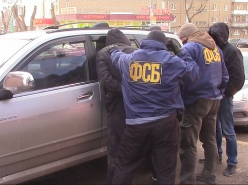 В Саратове ФСБ с поличным задержала торговцев оружием. Видео