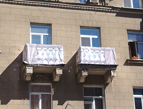 В Саратове аварийные балконы «отремонтировали» баннерами