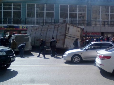 На Соколовой грузовик врезался в здание и перевернулся на «Приору»
