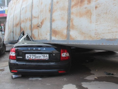 Водитель раздавленной грузовиком «Приоры» не пострадал