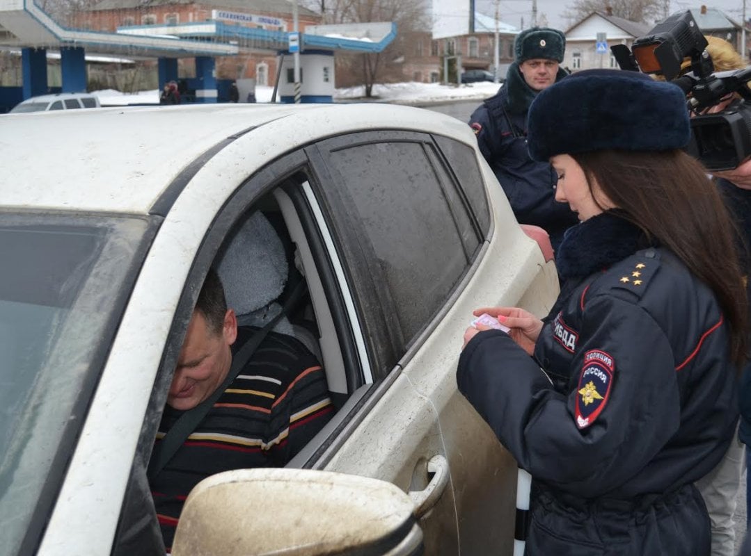 У саратовского аэропорта за час поймали десять любителей тонировки