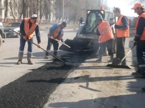Саратовские дороги круглосуточно ремонтируют 16 бригад