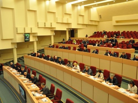 Депутаты облдумы без вопросов внесли изменения в законы о выборах и бюджете