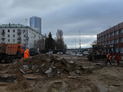 Площадь перед речвокзалом Саратова зачищают от плитки