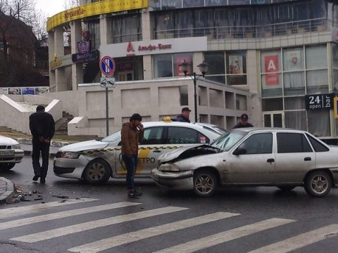 В центре Саратова «Нексия» протаранила такси «Метро»