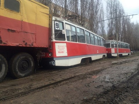В Саратове трамвай сошел с рельсов и завяз в грязи