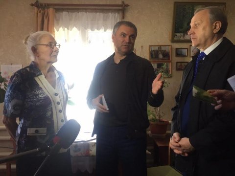 Володин приехал домой к ранее задержанной полицией пенсионерке из Пугачева