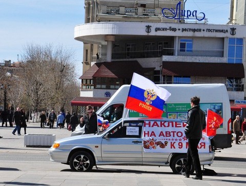 В центре Саратова с машины торгуют патриотической символикой